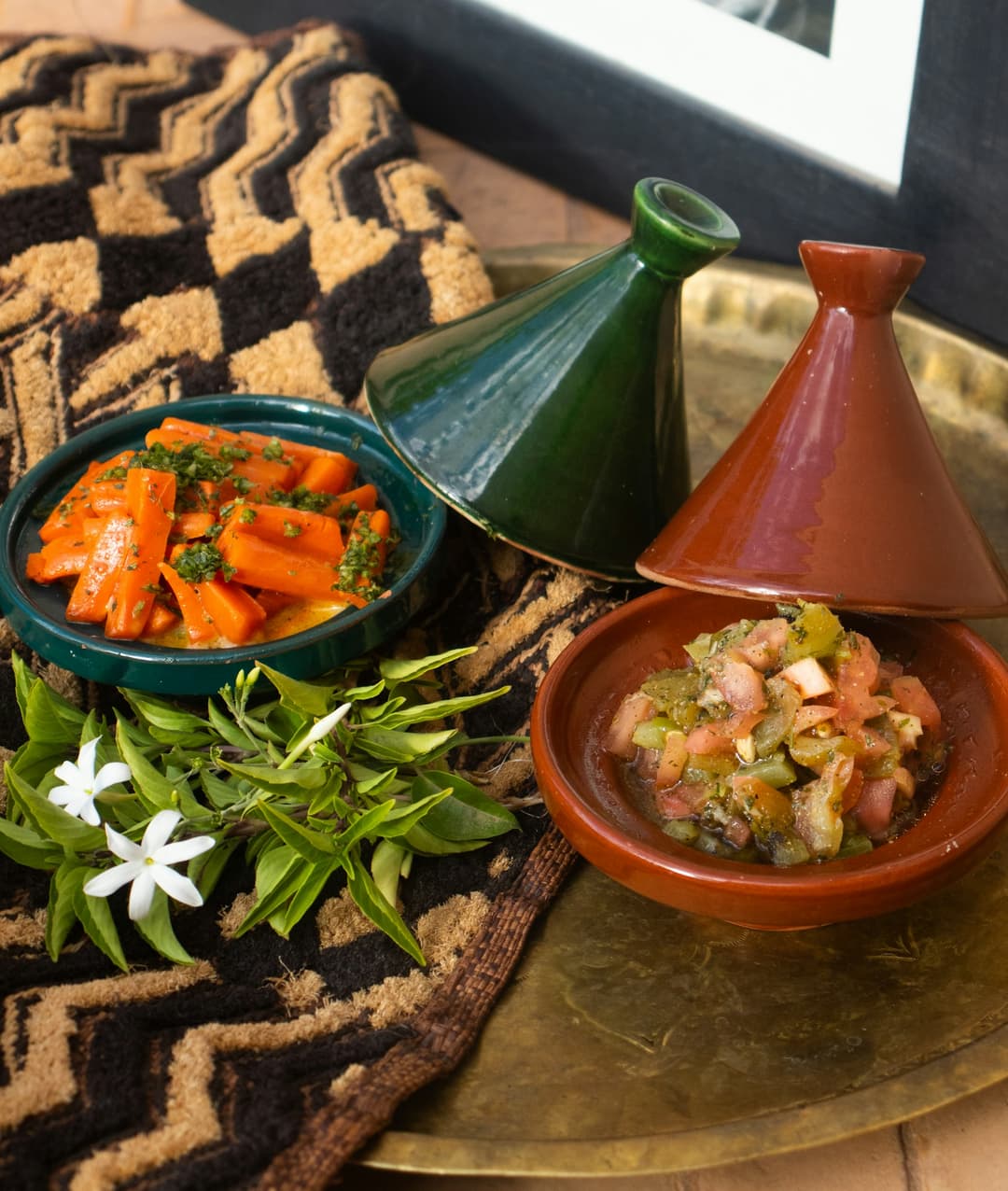 Tajines et salades marocaines servis sur un plateau