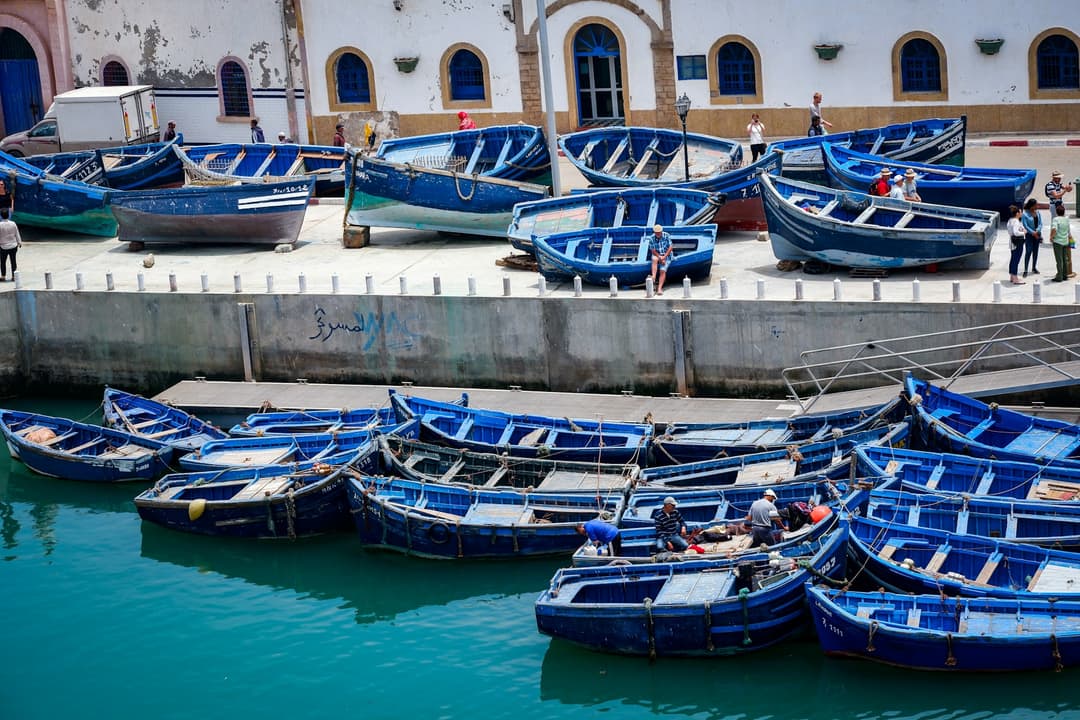 Barques bleues dans le port d’Essaouira