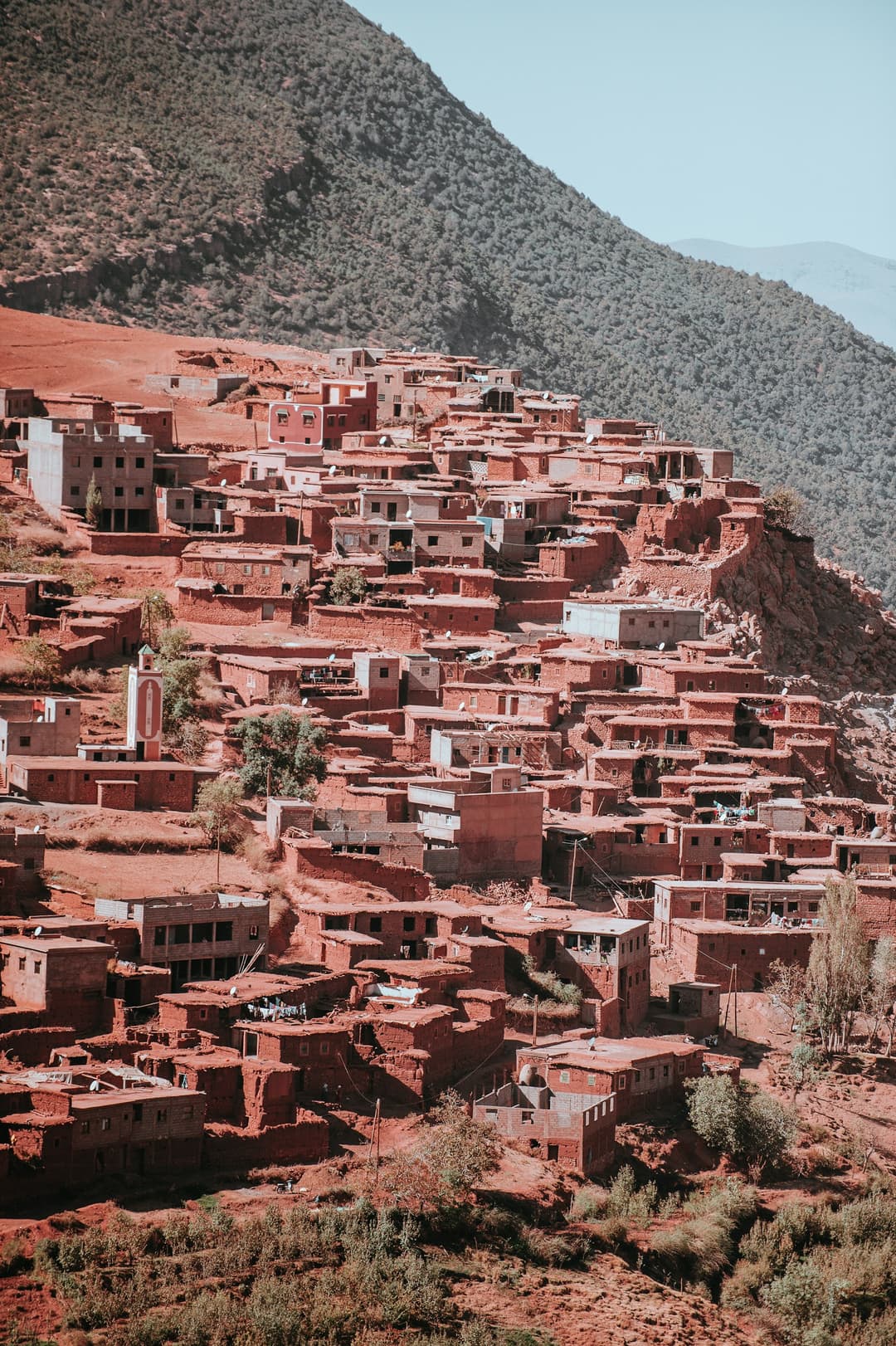 Village de terre accroché à flanc de montagne dans le Haut Atlas