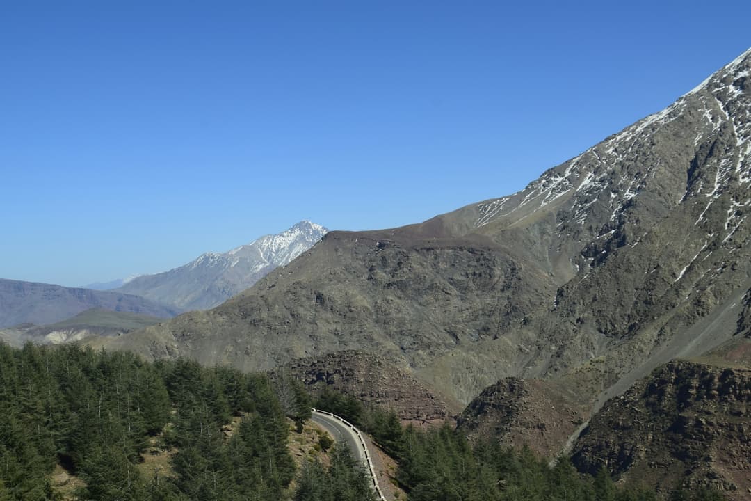 Route de montagne dans la vallée de l’Ourika, au sud de Marrakech