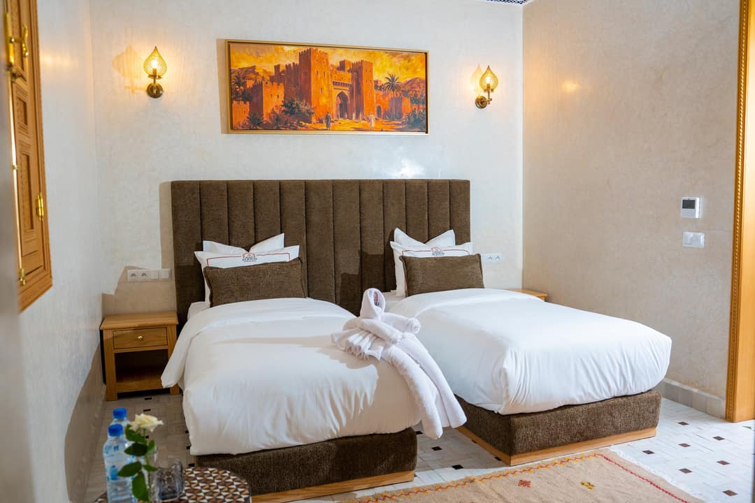 Chambre taupe à deux lits du Riad Al Joud