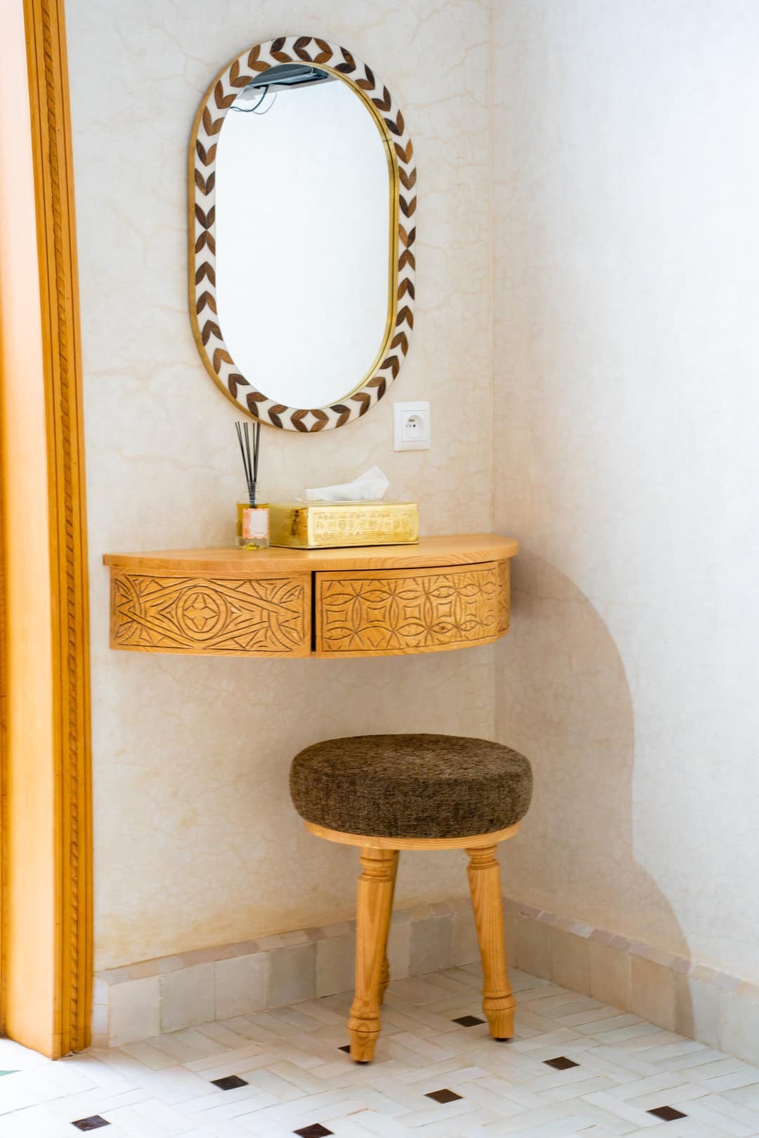 Coiffeuse demi-lune en bois sculpté et son miroir