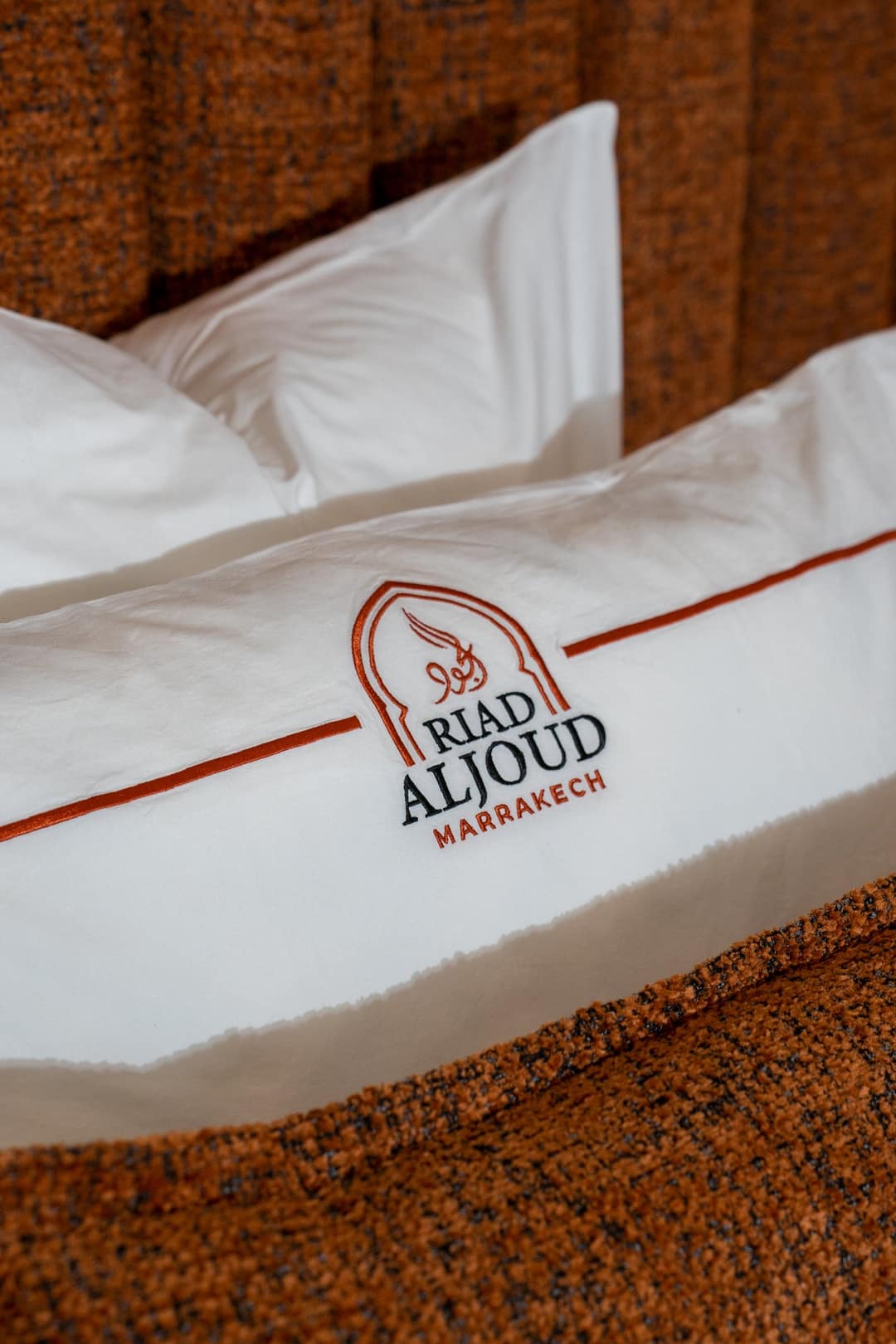 Linge de lit brodé au logo du Riad Al Joud